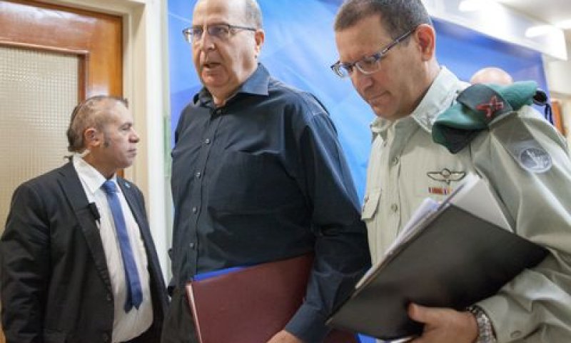 יעלון בפתח ישיבת הממשלה [צילום: אמיל סלמן]