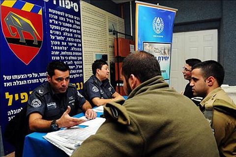 חיילים ביריד תעסוקה [צילום: יסמין דר/דו"צ]