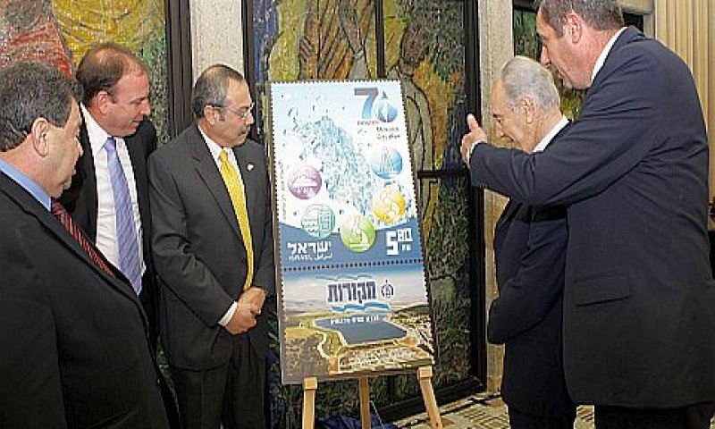 היום, בטקס.