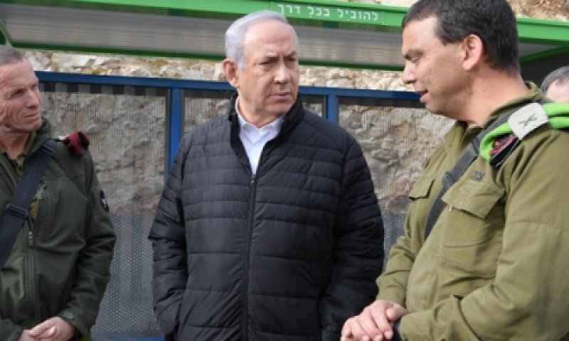 מפקד אוגדת יו"ש ונתניהו בגבעת אסף [צילום: עמוס בן גרשום, לע"מ]