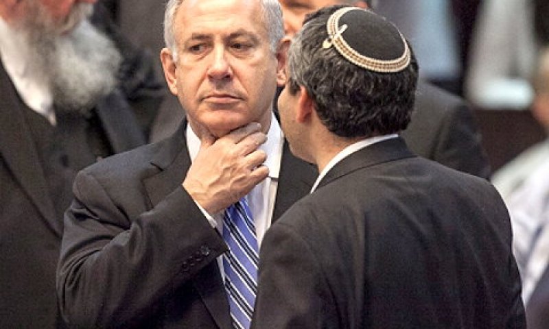 מבוכה לא מתוכננת. נתניהו ואלקין [צילום: פלאש 90]
