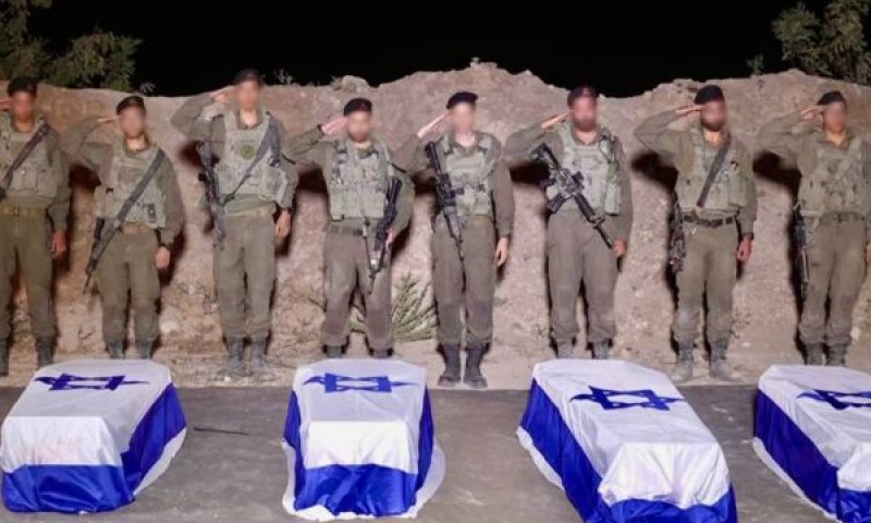 מעמד קבלת ארבעת ארונות החללים אמש [צילום: דובר צה''ל]