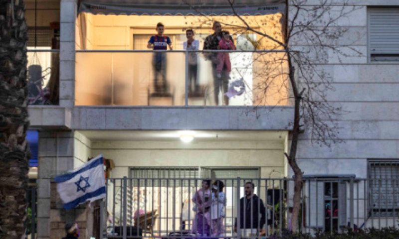 כפיים ממרפסות אשקלון לצוותי הרפואה [צילום: צפריר אביוב/AP]