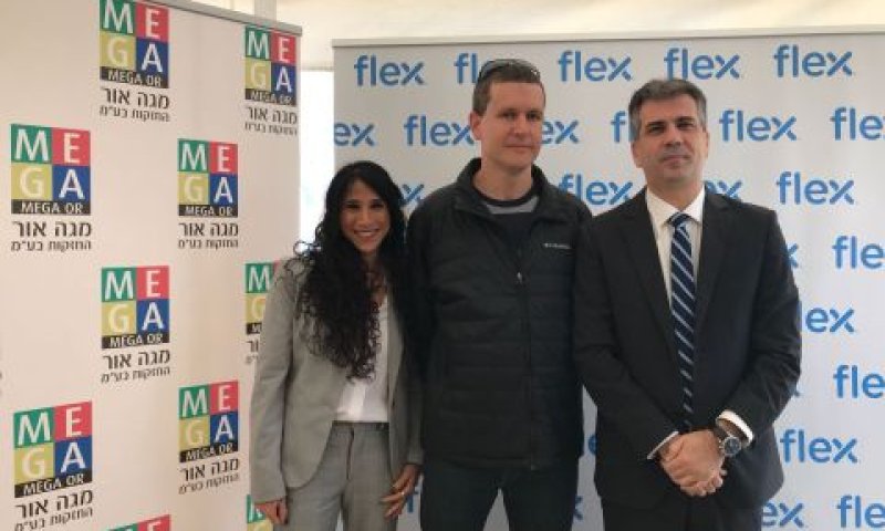 שר הכלכלה והתעשייה אלי כהן, מנכ"ל פלקס ישראל עדי גור וזיוה איגר מנהלת הרשות לשיתוף פעולה תעשייתי (הרשפ"ת) ולקידום השקעות זרות [צילום: משרד הכלכלה והתעשייה]
