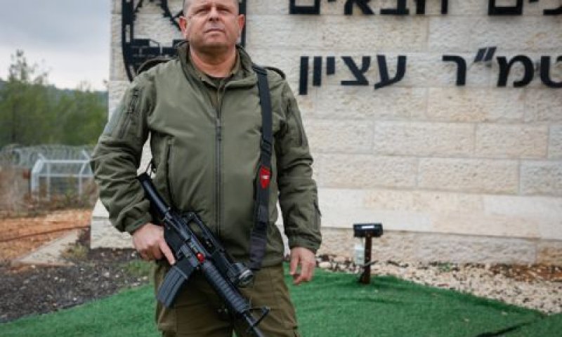 בשירות מילואים. מנתק את הכבל [צילום: גרשון אלינסון/פלאש 90]