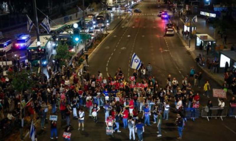 מפגינים מול הקריה בדרישה לאמץ את המתווה [צילום: מרים אלסטר/פלאש 90]