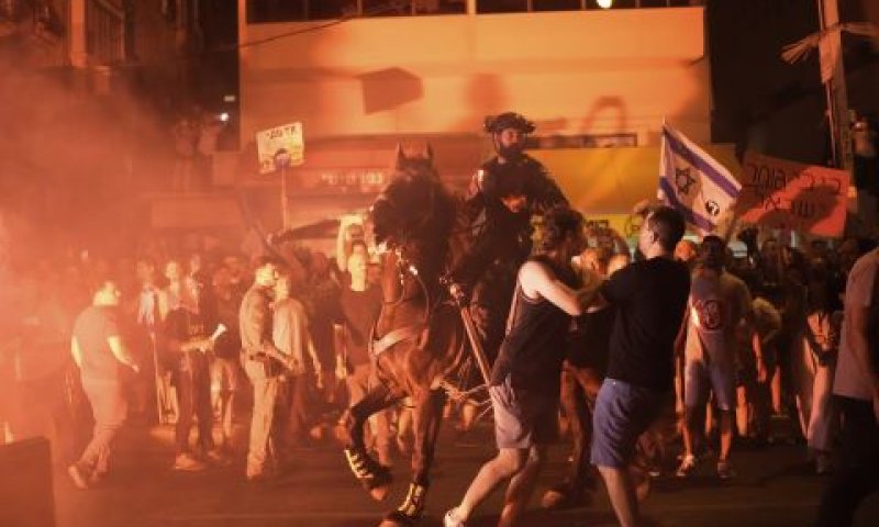 "פיזור הפגנות לעולם לא יצטלם טוב" [צילום: לאו קוראה/AP]