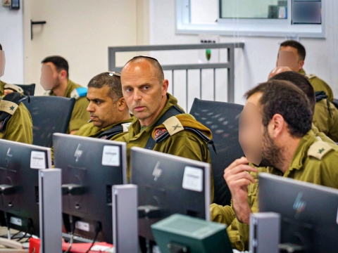 מפקד עוצבת הגליל, תא"ל שי קלפר, בחמ"ל אוגדה 91 בזמן התקיפות בלבנון [צילום: דובר צה"ל]
