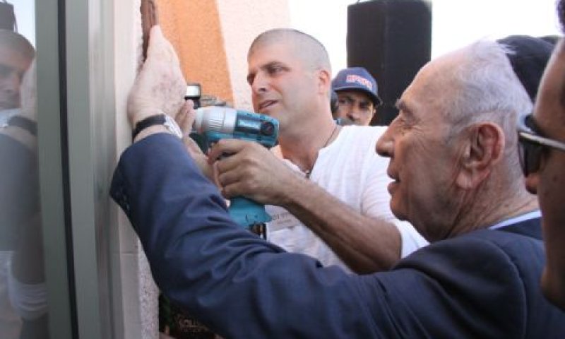 נשיא המדינה שמעון פרס בטקס קביעת המזוזה ב"רוח מדבר" [צילום: פלאש 90]