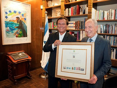 יו"ר קק"ל אפי שטנצלר ונשיא המדינה שמעון פרס [צילום: מתניה טאוסיג-ג´יני]