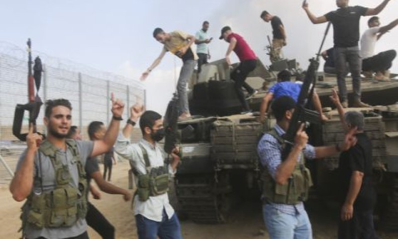 מחבלים משתלטים על טנק של צה"ל [צילום: AP]