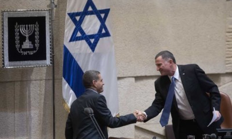 היו"ר אדלשטיין לוחץ יד למוסי רז [צילום: יצחק הררי/דוברות הכנסת]