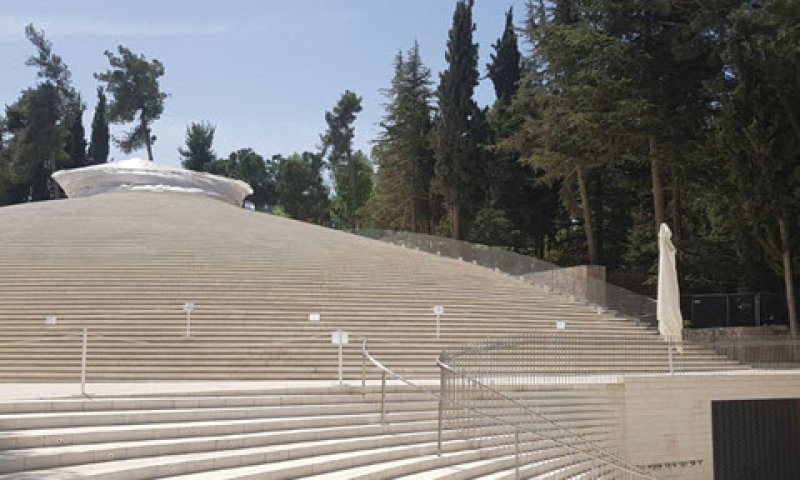 קטפו את הפרס [צילום: דוברות משרד הביטחון]