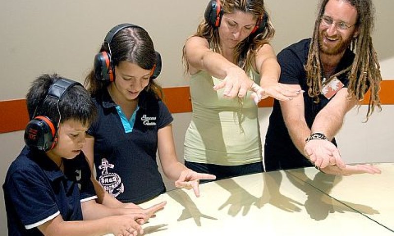 ילדים לומדים את שפת הסימנים במוזיאון [צילום: טל קירשנבאום]