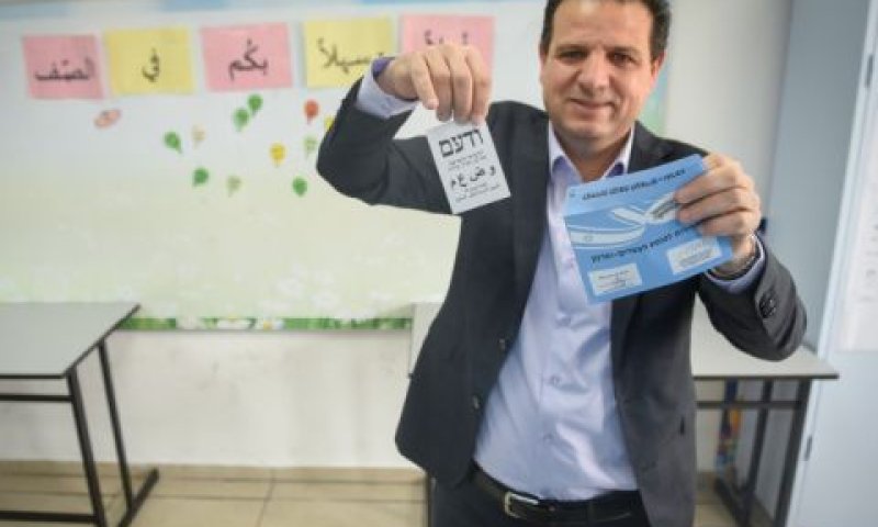 איימן עודה מצביע בבחירות 2021 [צילום: רוני עופר/פלאש 90]