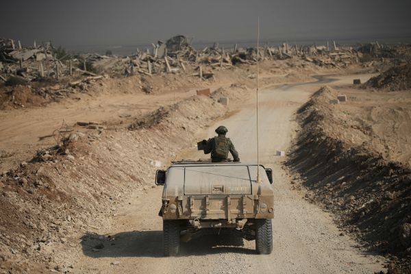 כוחות הביטחון הישראליים חולפים על פני חורבות מבנים שנהרסו במהלך פעולות קרקעיות ואוויריות ישראליות בשכונת שג'אעיה בעיר עזה, במהלך סיור עיתונאים שאורגן על ידי הצבא [צילום: אוהד צוויגנברג/AP]