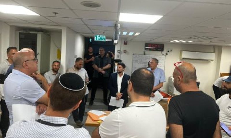 סמוטריץ' במוקד רשות המיסים באשקלון