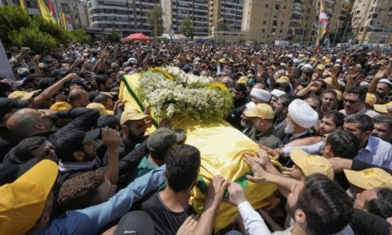 הלווית אבו טאלב בפרברים בדרום לבנון [צילום: בילאל חוסין/AP]
