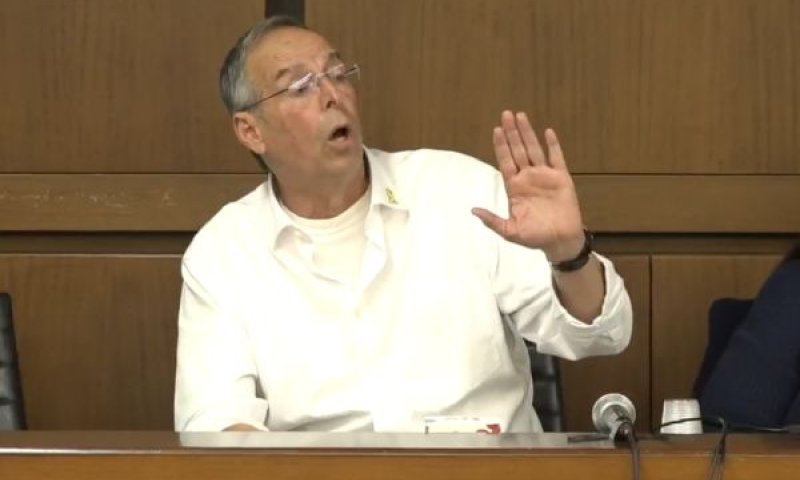 רוכברגר. "קריצה והעלמת עין" מהחוק