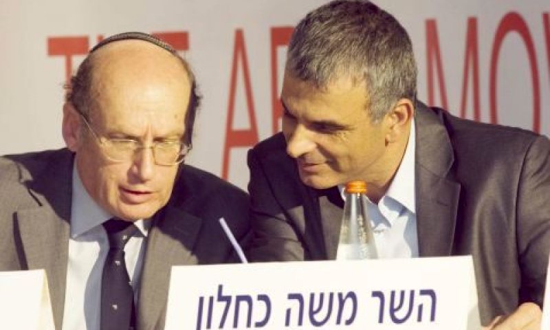 השר כחלון עם יו"ר האגודה לזכות הציבור לדעת אלי פולק [צילום: יח"צ]