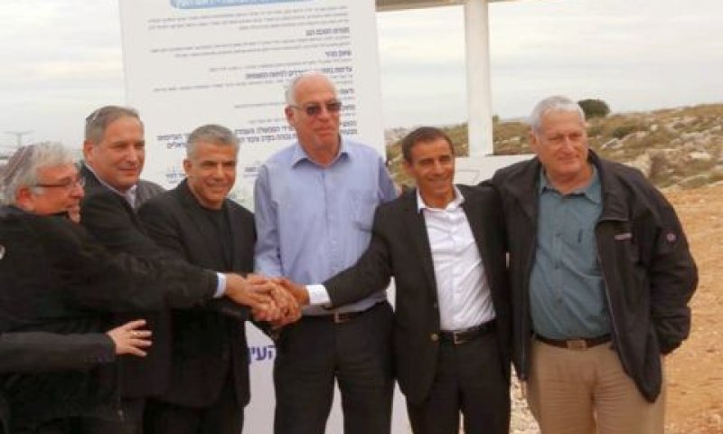 שרי השיכון והאוצר, מנהל רמ"י וראשי החברה בשטח [צילום: ששון תירם]