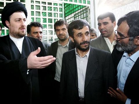 אחמדינג'אד מגיע למסגד ע"ש חומייני [AP]
