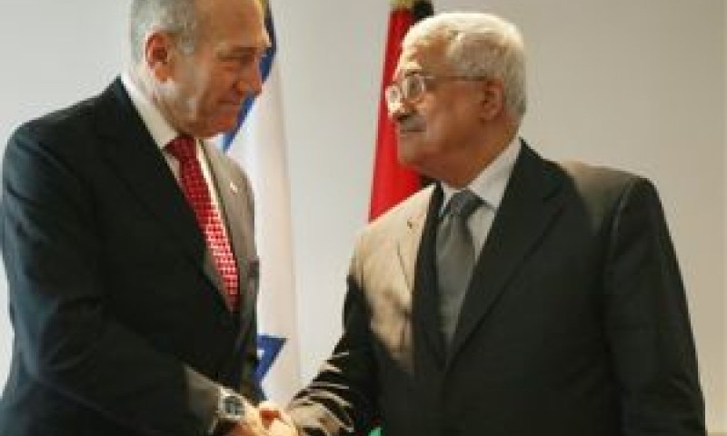 האזרחים מאמינים במו"מ? אבו מאזן ואולמרט [צילום: AP]