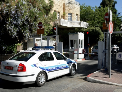 החוקרים בכניסה לבית ראש הממשלה [צילום: פלאש 90]