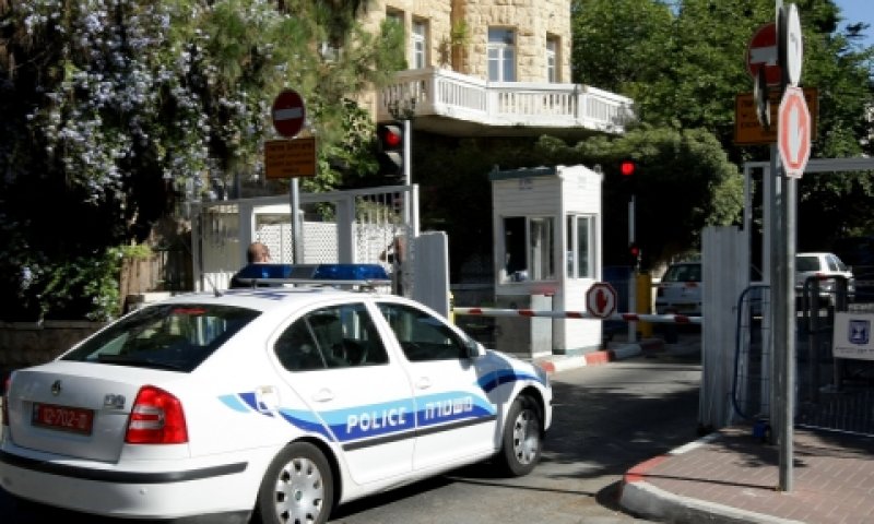 חוקרי המשטרה בפתח מעונו של ראש הממשלה [צילום: פלאש 90]