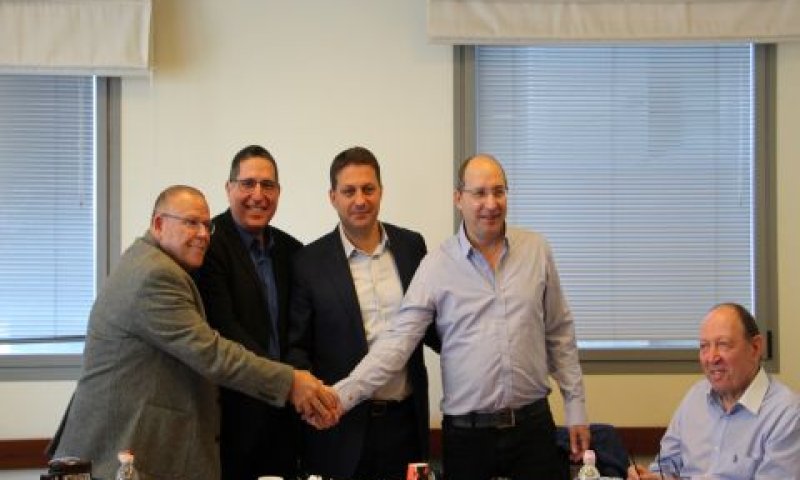 החתימה על ההסכם [צילום: באדיבות דוברות ההסתדרות]