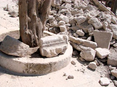 אבנים בעלי סיתות ארכיטקטוני שהוצאו על ידי הוואקף במהלך החפירות