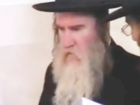 הדיין הרב מרדכי גרוס מגיע כדי לערוך את חליצה