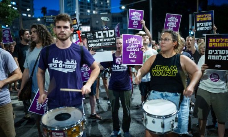כיכר החטופים. פעילי שמאל מתנועת עומדים ביחד קוראים לסרבנות [צילום: אריק מרמור/פלאש 90]