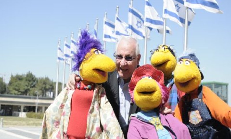ראובן ריבלין עם הקונצונים [צילום: דוברות הכנסת]