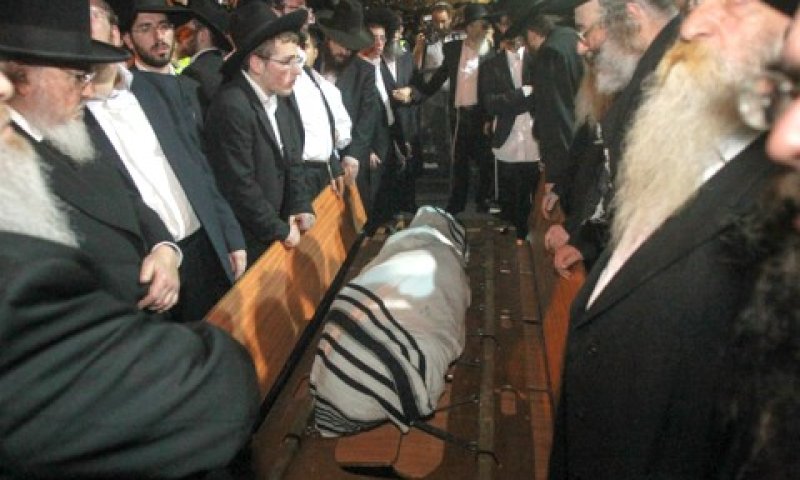 גופתו של הרב אלישיב לפני ההלוויה [פלאש 90]