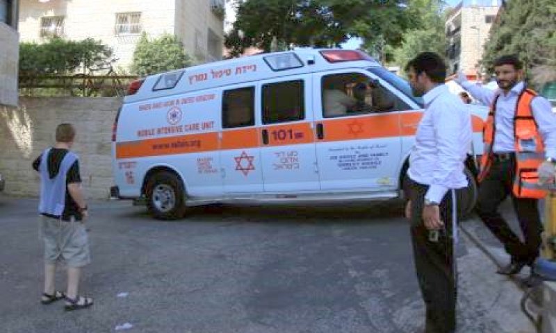 ניידת טיפול נמרץ ליד ביתו של הרב אליהו [צילום ארכיון: פלאש 90]
