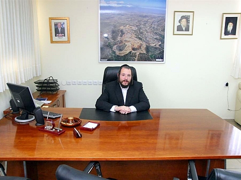 מאיר רובינשטיין מתרווח על הכיסא החדש בראשות מועצת העירייה [צילום: ש.ז.ק.]