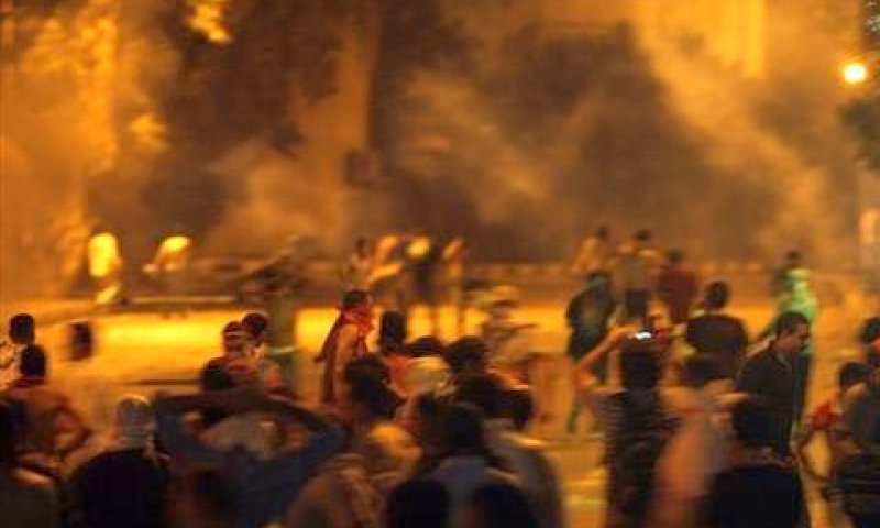 האספסוף מול שגרירות ישראל בקהיר מצרים [צילום: AP]