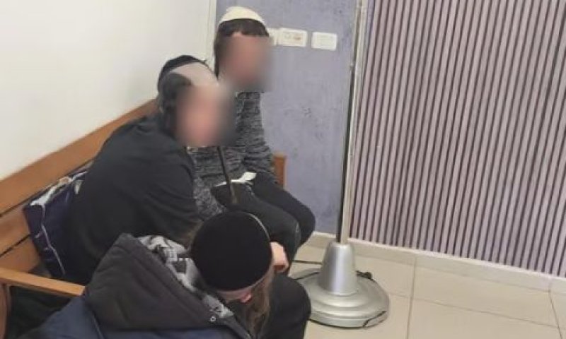 שלושה מסתננים מעוכבים בתחנת המשטרה [צילום: דוברות המשטרה]