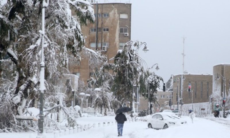 מכוניות רבות תקועות בכבישים [צילום: פלאש 90]
