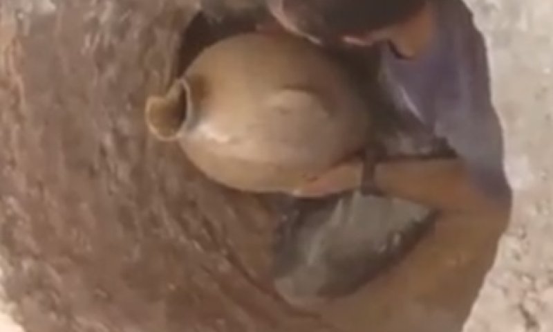 הקנקנים שהוצאו ממערת הקבורה