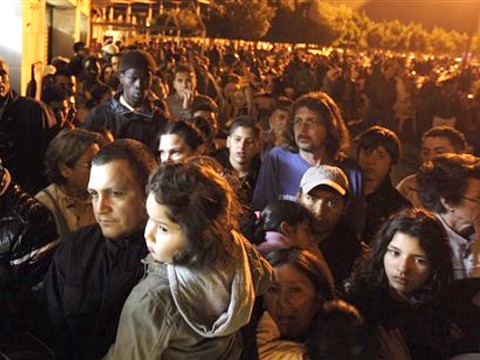 אלפי בני אדם לנו בחוץ [צילום: AP]