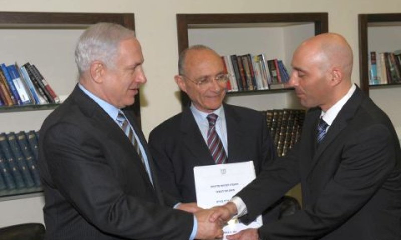 צמח מגיש את הדוח ללנדאו ולנתניהו. מדיניות לעשרות השנים הבאות [צילום: עמוס בן גרשום / לע"מ]