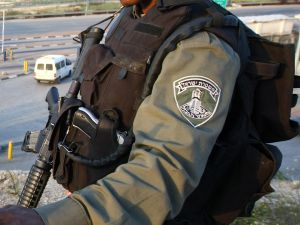 שוטרי מג"ב נגד מציתים [צילום: פלאש 90]