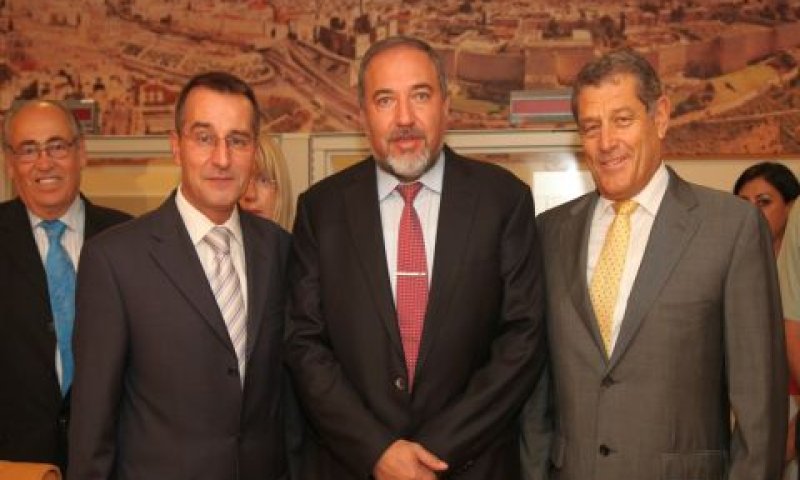 מימין לשמאל: מיקי גנור, אביגדור ליברמן, שגריר קפריסין בישראל דימיטריס הג'יזרירו [צילום: יח"צ]