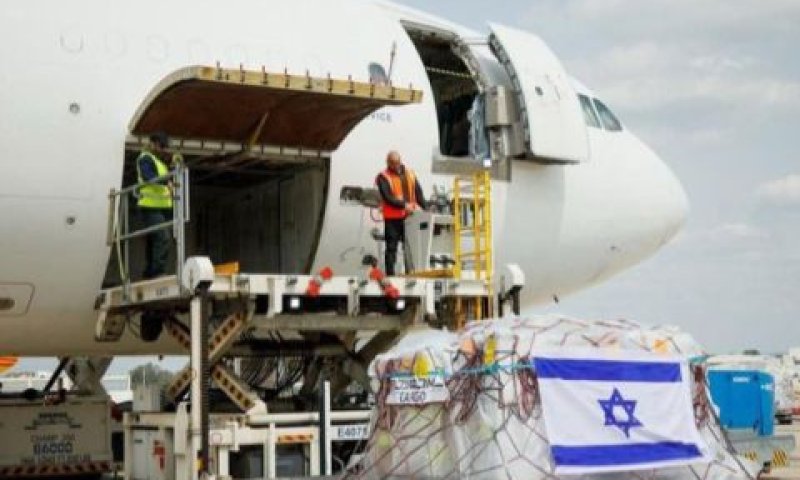 הציוד מועמס על מטוס אל-על [צילום: סיון שחור, ענבה, לע"מ]