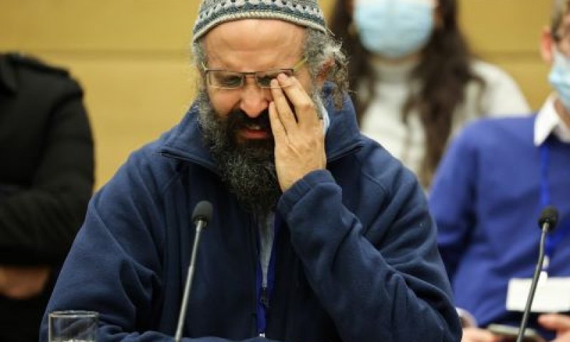 אברהם סנדק בוכה על בנו [צילום: נועם מושקוביץ/דוברות הכנסת]