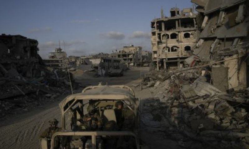 חלקים גדולים מהרצועה נהרסו [צילום: AP/Leo Correa]