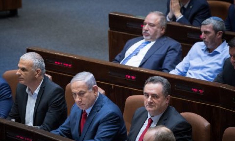 ליברמן ונתניהו במליאה הכנסת [צילום: יונתן זינדל/פלאש 90]