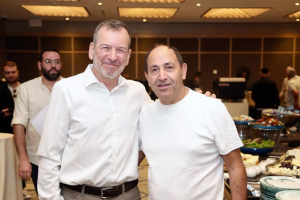 יו״ר ובעלים רמי לוי נדל״ן, רמי לוי; מנכ״ל קרסו נדל״ן, דן פרנס [צילום: ניב קנטור]